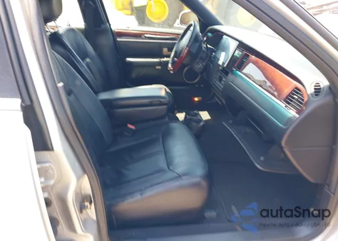 2005 Lincoln Town Car Signature Limited из США, поврежденный, VIN 1LNHM82W35Y661713